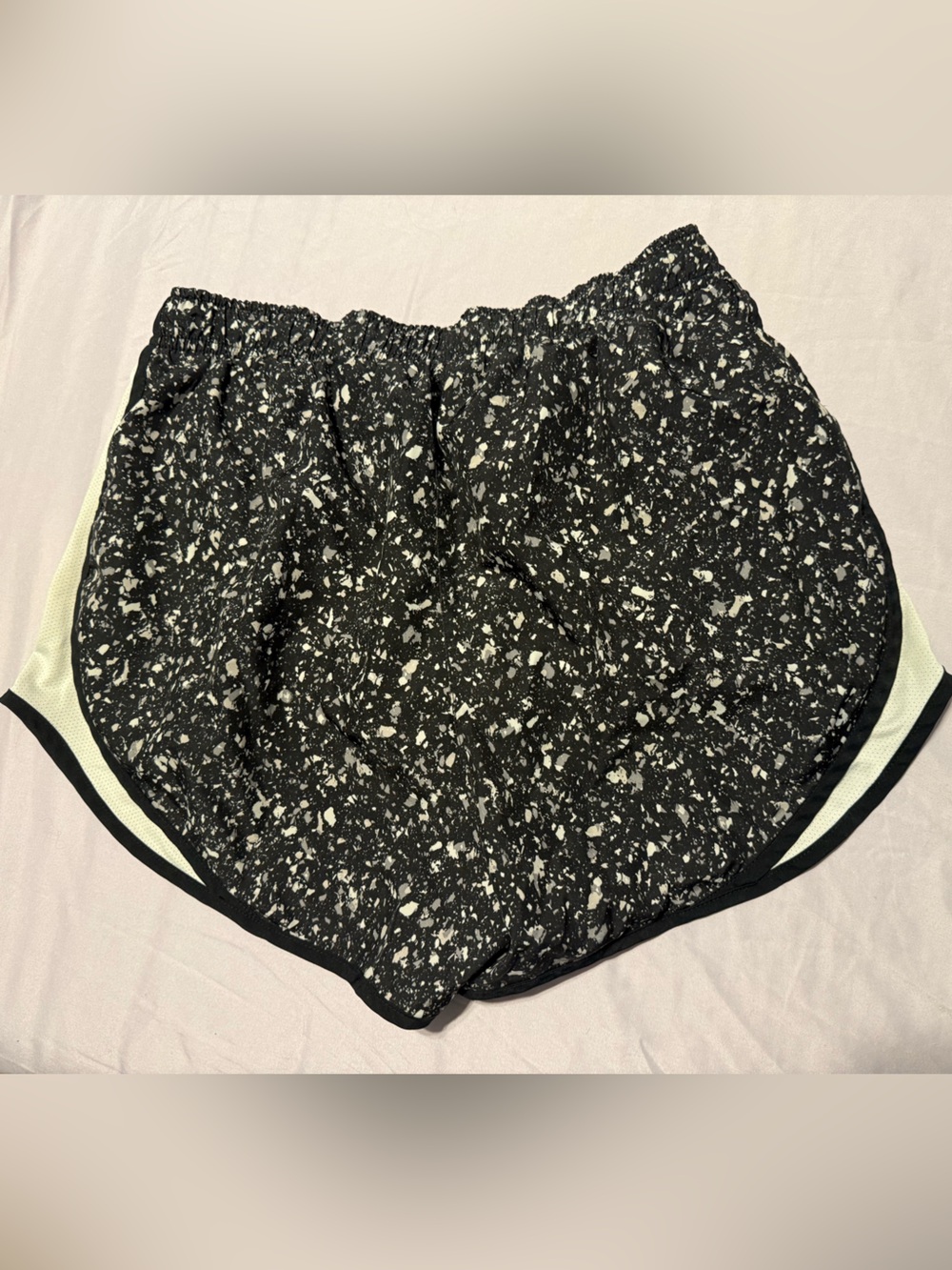 Nike Large Women’s DriFit Tempo Shorts - Picture 3 of 3